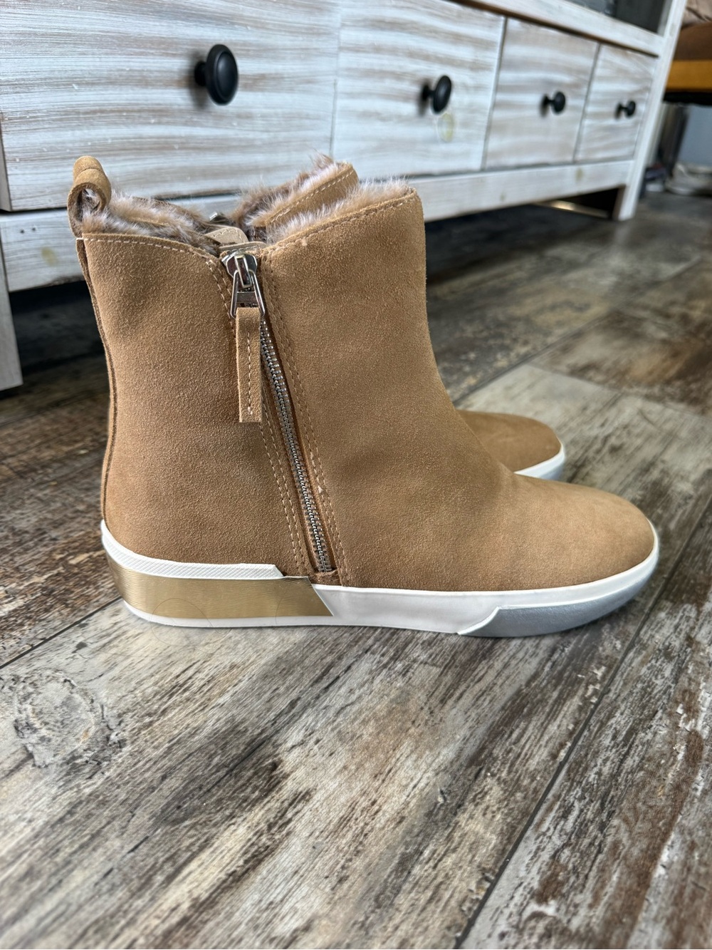 Dolce Vita Zucca faux Fur-Lined tan camel Suede boots/Sneakers - 8.5